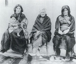 Four generations of Nampeyo's family: her mother, herself, her daughter Annie and her granddaughter Rachel