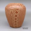 Wilma Baca Tosa, zzje3d140, Jar with sgraffito design - Image 3
